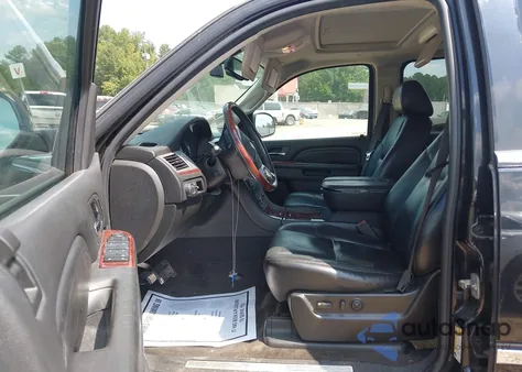 2010 Cadillac Escalade Esv Premium z USA, uszkodzony, nr VIN 1GYUCJEF0AR266024